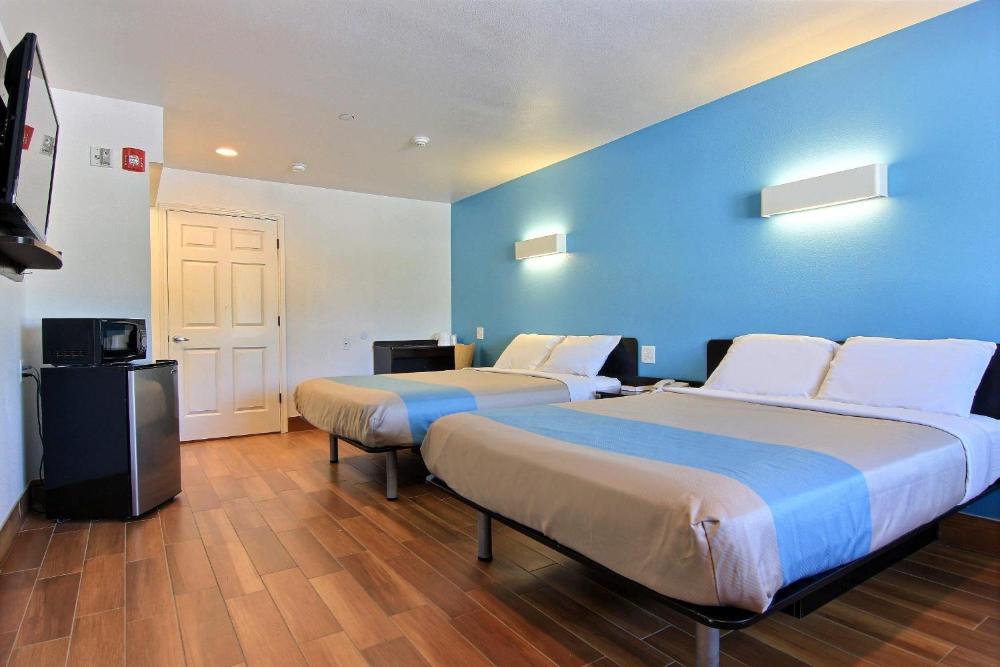 Queen Room with Two Queen Beds - Non-Smoking interior